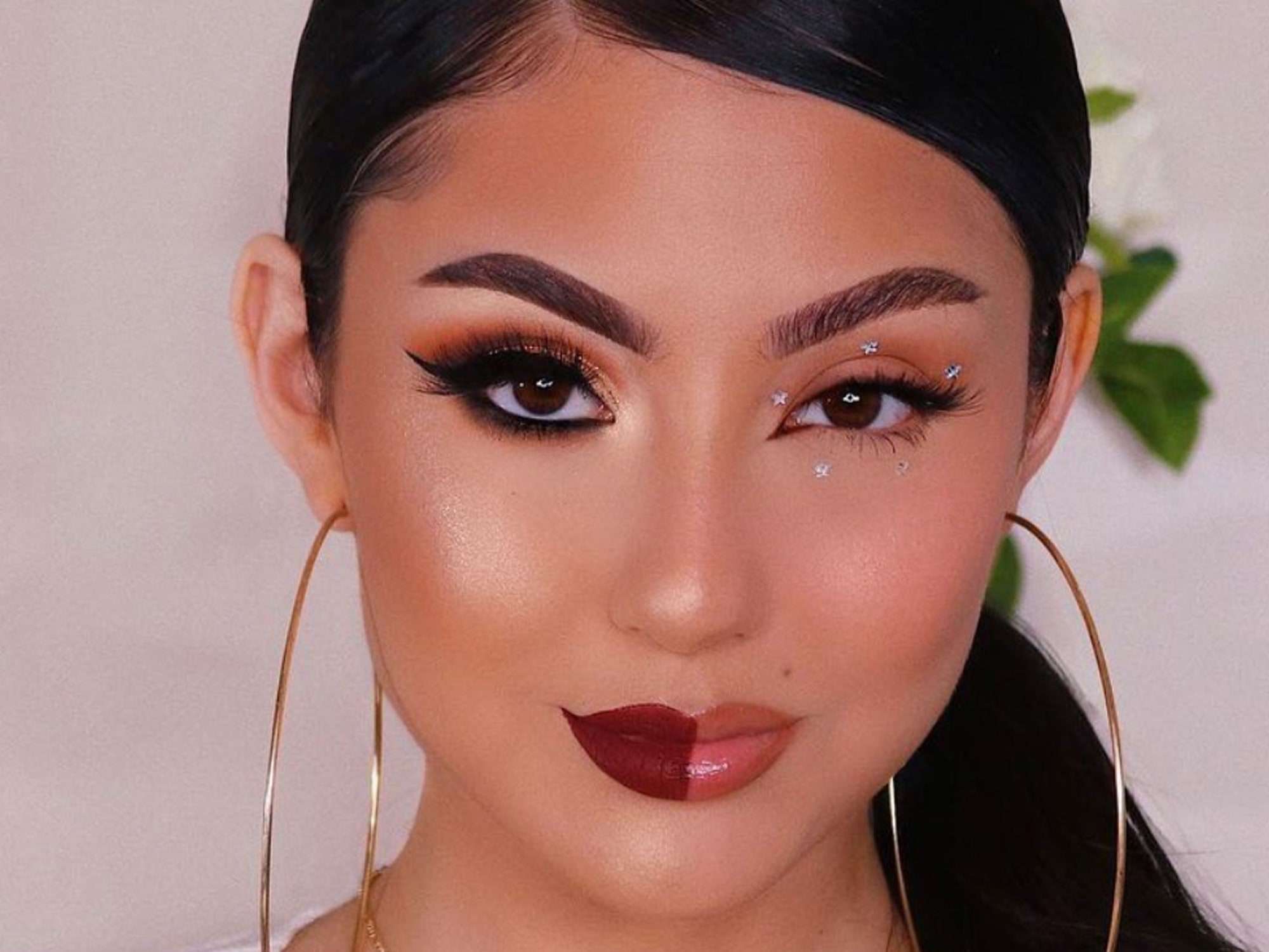 آرایش صورت اضافه کردن رنگ به لب ‌ها