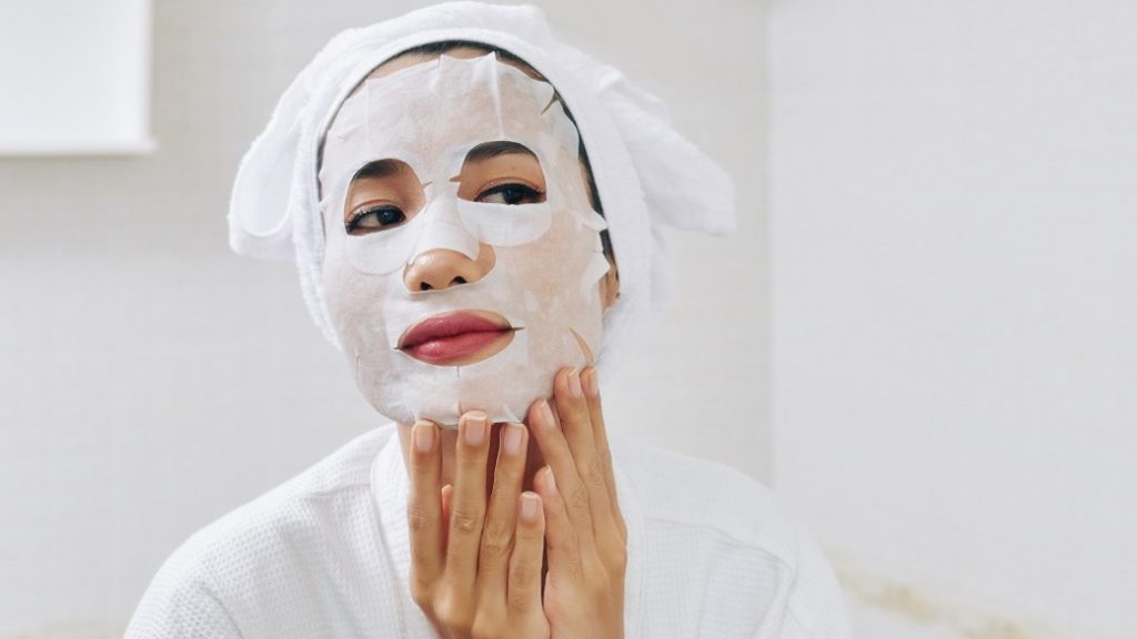 فواید ماسک ورقه ‌ای برای سلامت و شادابی پوست